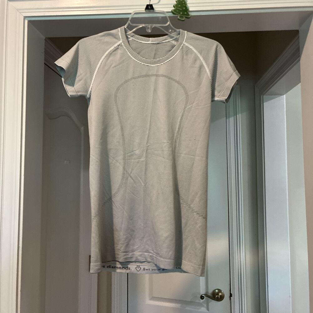 Lululemon Athletic Exercise Clothes Activewear Looks To Be Size Ladies S/M